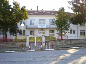 Съселянин мами работници и заплашва
