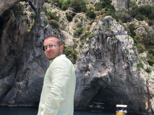 Шефът на хакерската фирма тъне в охолство с яхти и палати 
 