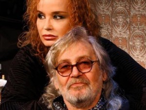 Трима мъже обгрижват Аня Пенчева (Снимки)
 
