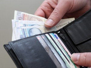 Минималната работна заплата става 610 лв.
