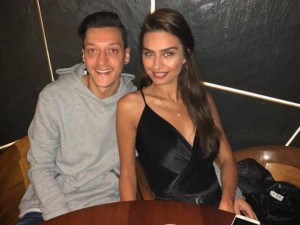 Нападнаха Нур от „Сега и завинаги“ и мъжа ѝ Месут Йозил с ножове