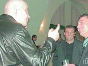 За Слави Трифонов няма такава държава България. Той не й плаща данъци, не създава семейство и българчета, но иска да я управлява...С омраза, чалга и мутри