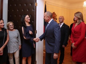 Ген. Деси с рокля за 2106 лв. в Америка (Снимка)
 