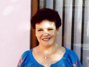 Лечителката Надя помага на болни и нещастни със заредена вода
 