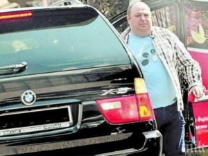 Любо Нейков хвърля по 10 бона за школо на дъщеря си
 