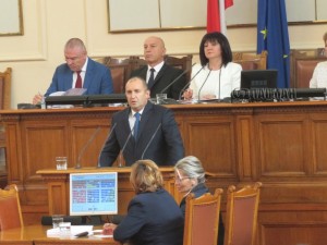 Защо речта на Радев отново ядоса властта? Президентът е като кост, жестоко заседнала в гърлото на ГЕРБ