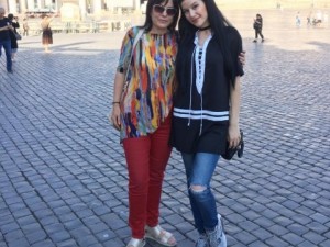 Кичка изпрати осиновеното си дете на училище
 
