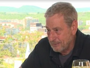 Домашна помощница гледа Йосиф Сърчаджиев
 