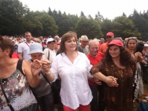 Майката на Нинова хукна по екскурзии (Снимка)