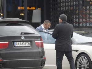 Докато е под домашен арест! Синът на Миню Стайков купонясва в столичен бар с нова любовница 
 