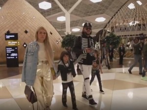 Филип Киркоров заби млада блондинка 