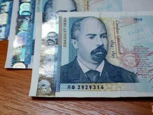 Банкнота в захарницата привлича парите към дома