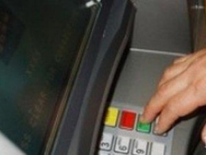 Измамници точат банкови карти, докато са в джоба ни - как да се пазим