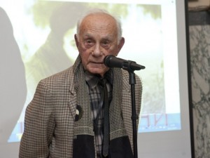 Поетът Найден Вълчев подари букет на съпругата ми