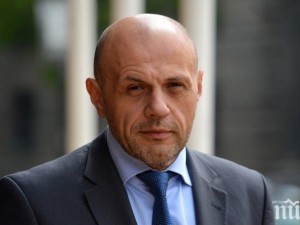 Томислав Дончев заведе жена си на мол (Снимки)