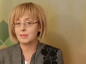 Мая Манолова закъса с очите
 