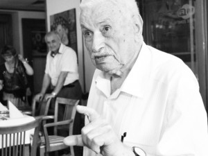 105-годишният дядо Сандо се спасил от кръвно и язва с мед и ябълки
