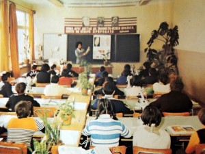 Спомени от соца: Учителката я няма, прислужницата дава задачите в клас
 