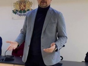 Кирил Добрев се фука с блузи по 300 лева (Снимки)