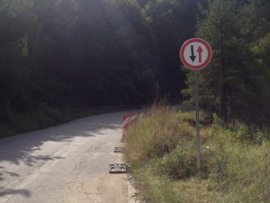 Огромни дупки на пътя, кметовете нехаят
 