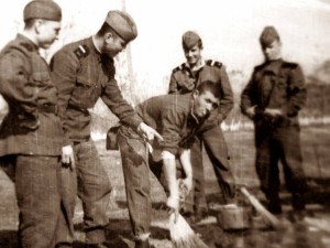 Как строших бюстовете на Ленин и Георги Димитров в казармата
 