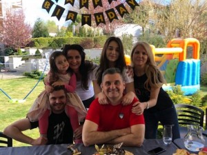 Кирил Добрев на 48: Благодаря на жена ми, че ме търпи!
 