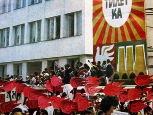 Манифестацията на 24 май беше празник за чавдарчетата и пионерите! Най-добрите ученици получаваха червена лента с надпис „Отличник“