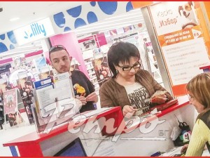 Цветанка Ризова яде мусака от супермаркета (ПАПАРАШКИ СНИМКИ)