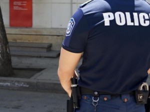 2 бона глоба за шамар на полицай
 