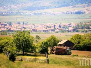 Гражданите се юрнаха към селата за почивка
 