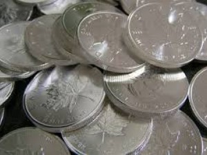 Зашита сребърна монета за дрехите гони злото
 
