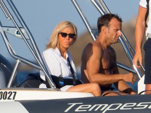 Брижит Макрон лъсна по бански на 67