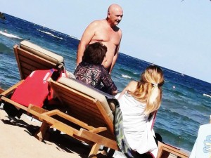 Ето го ген. Мутафчийски на плаж
 
 