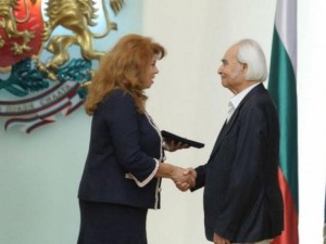 Акад. Антон Дончев с почетен плакет от Илияна Йотова за 90-годишнината си 