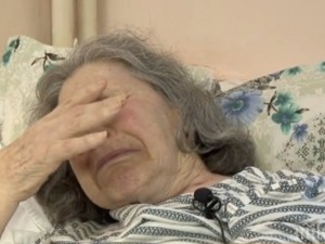 Възрастна учителка, прикована на легло, се нуждае от помощ 