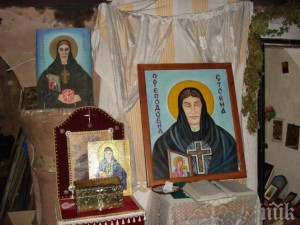Жена инвалид проходи в храма на Преподобна Стойна
 