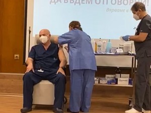 Ген. Мутафчийски се ваксинира във ВМА: Ние сме във война и дойде нашето оръжие!