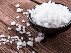 Чиния с морска сол на перваза блокира лошите очи
