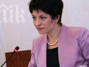 Деси Атанасова с чанта за 700 лв. (Снимки)
 