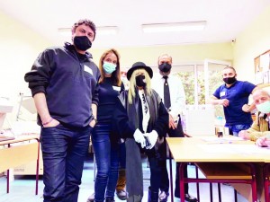 Лили Иванова гласува с ръкавици