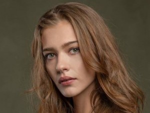 Сюрея от „Намери ме“ насилвана от баща си
