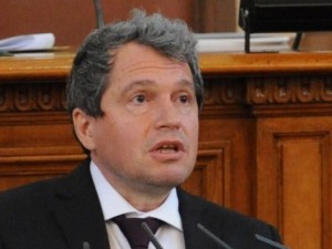 Джипката е заменена от диван, а Тошко се държи като мисирка
 