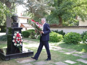 Наследниците на Тато не отидоха на помена му (Снимки)