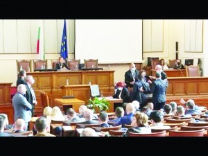 Депутатите да спрат да се плюят, иначе ще дойдем с дрянова тояга 
 