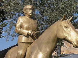 Направиха статуя на Меркел, възседнала кон
