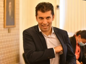 Кирил ламти за премиер и няма да се спре пред нищо