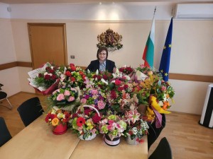 Корнелия Нинова празнува 53 с тоалет „Версаче“ за 2 бона (Снимки)
 