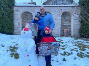 Вталеният Борисов на снежно парти с внуците
 