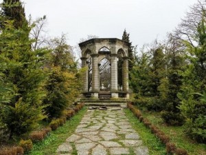 Мистичен дервишки манастир край Албена цери инвалиди 
