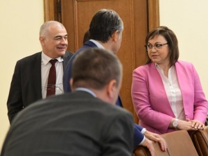 Корнелия Нинова ли управлява?
 